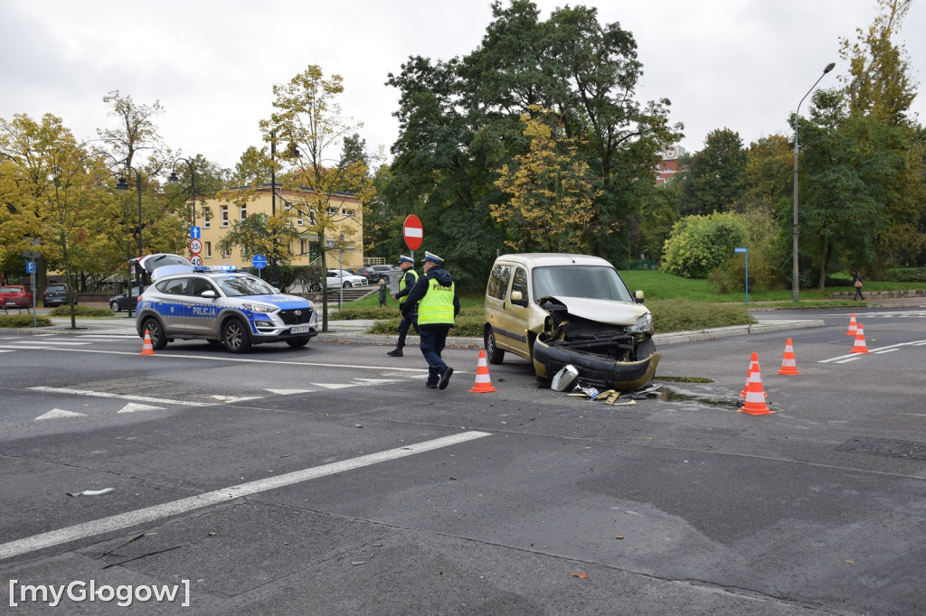 Na rondzie wjechał w taksówkę