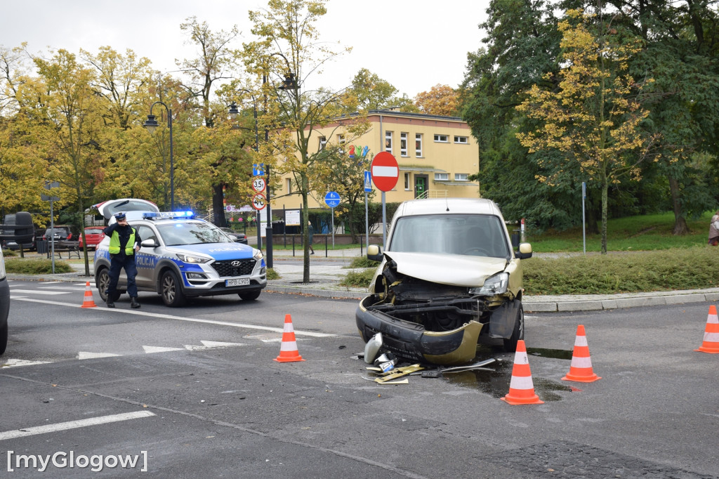 Na rondzie wjechał w taksówkę