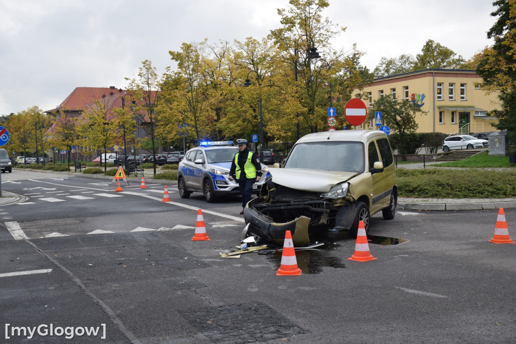Na rondzie wjechał w taksówkę