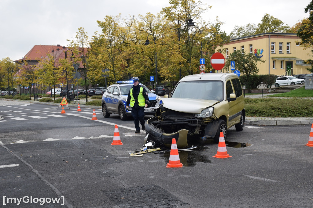 Na rondzie wjechał w taksówkę