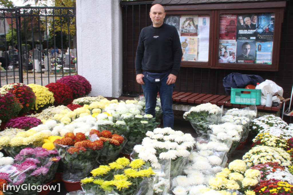 Przed nekropoliami w Głogowie ruszyła sprzedaż kwiatów