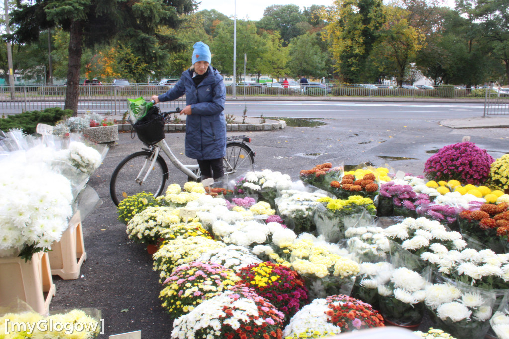 Przed nekropoliami w Głogowie ruszyła sprzedaż kwiatów