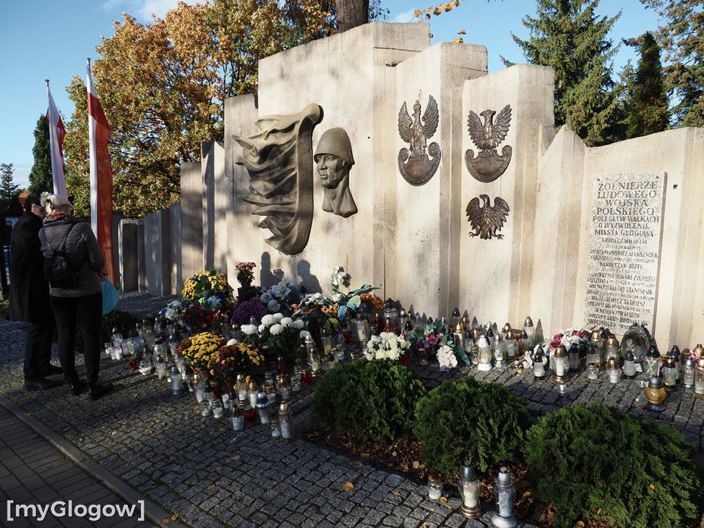 Głogowianie odwiedzają groby swoich bliskich