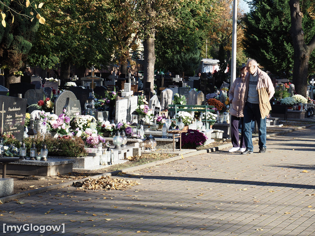 Głogowianie odwiedzają groby swoich bliskich