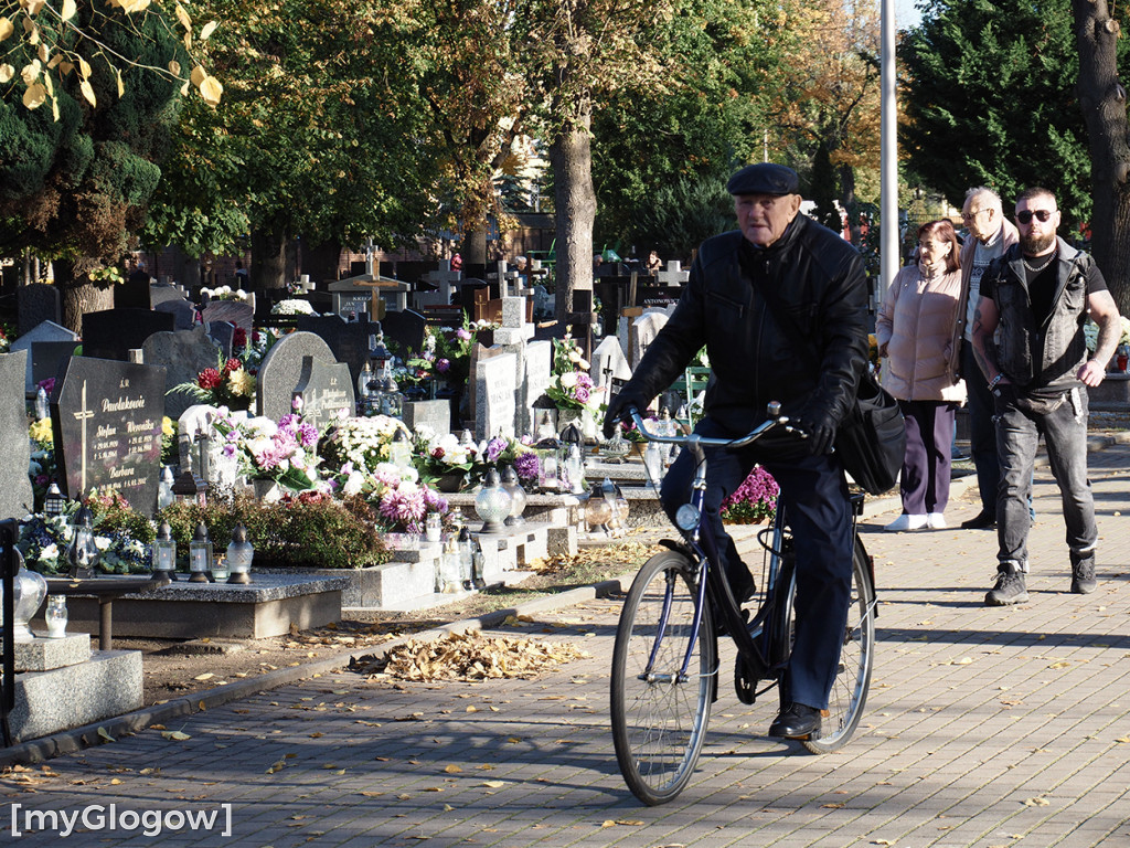 Głogowianie odwiedzają groby swoich bliskich