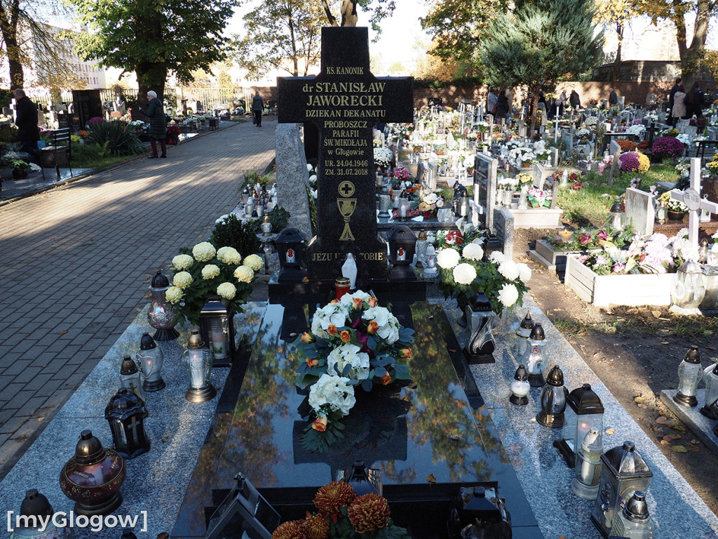 Głogowianie odwiedzają groby swoich bliskich