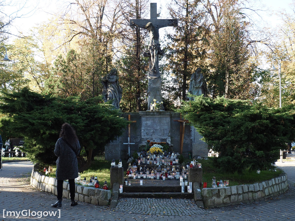 Głogowianie odwiedzają groby swoich bliskich