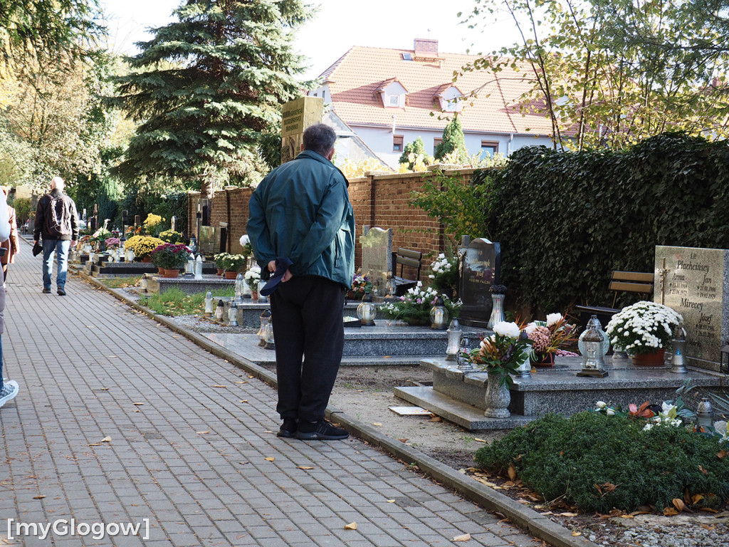 Głogowianie odwiedzają groby swoich bliskich