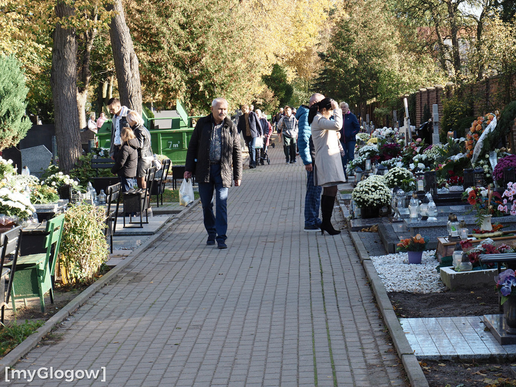 Głogowianie odwiedzają groby swoich bliskich