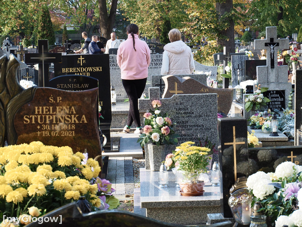 Głogowianie odwiedzają groby swoich bliskich