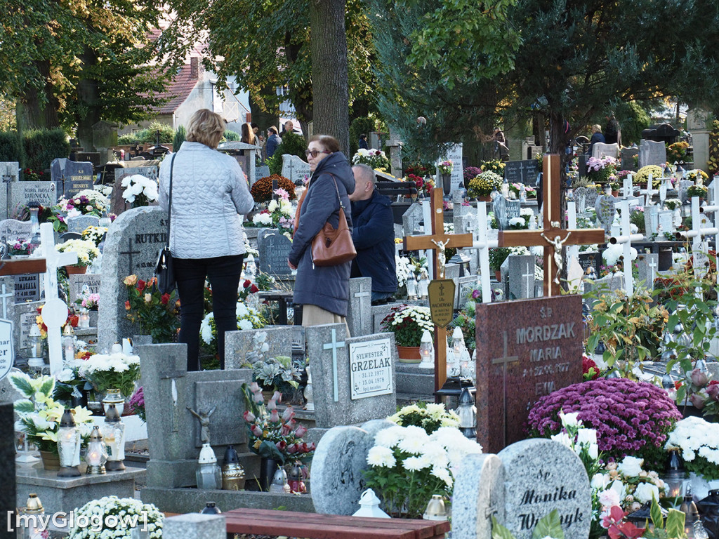 Głogowianie odwiedzają groby swoich bliskich