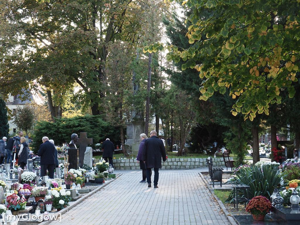 Głogowianie odwiedzają groby swoich bliskich
