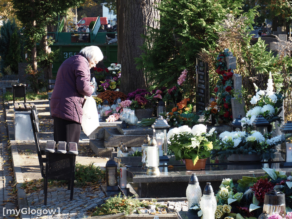 Głogowianie odwiedzają groby swoich bliskich