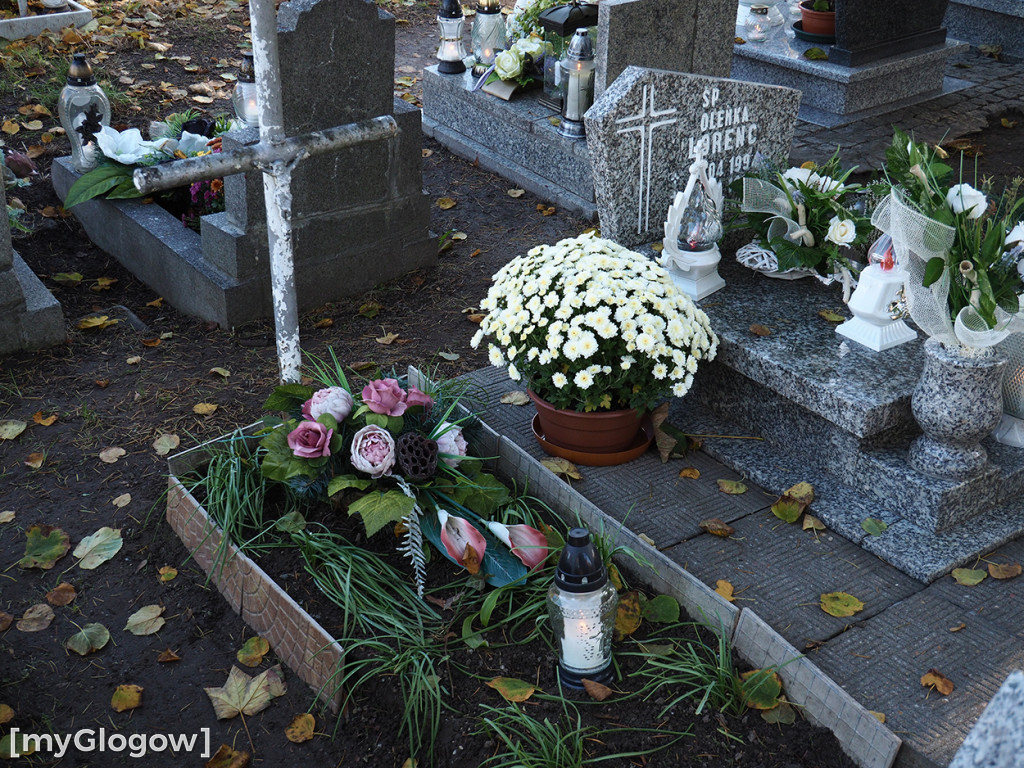 Głogowianie odwiedzają groby swoich bliskich