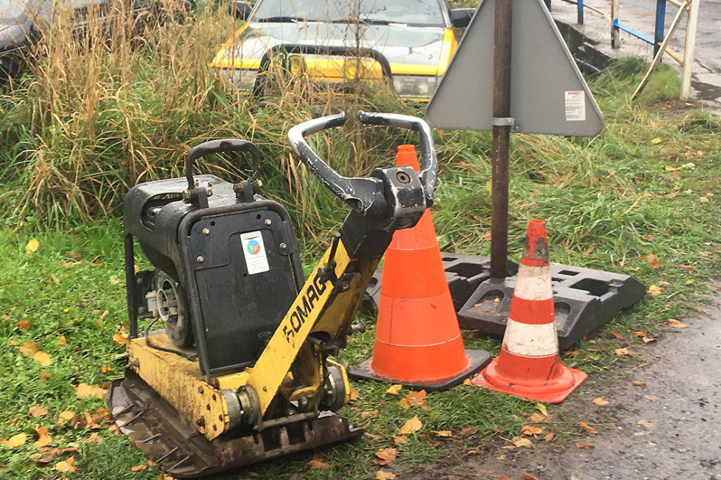 Leje jak z cebra, drogowcy siedzą, robota stoi