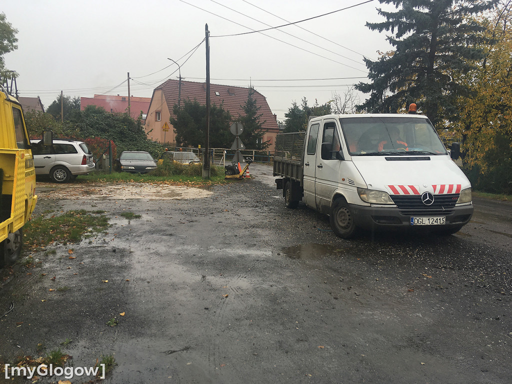 Leje jak z cebra, drogowcy siedzą, robota stoi