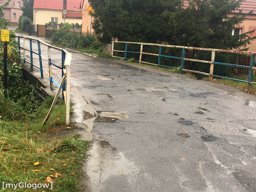 Leje jak z cebra, drogowcy siedzą, robota stoi