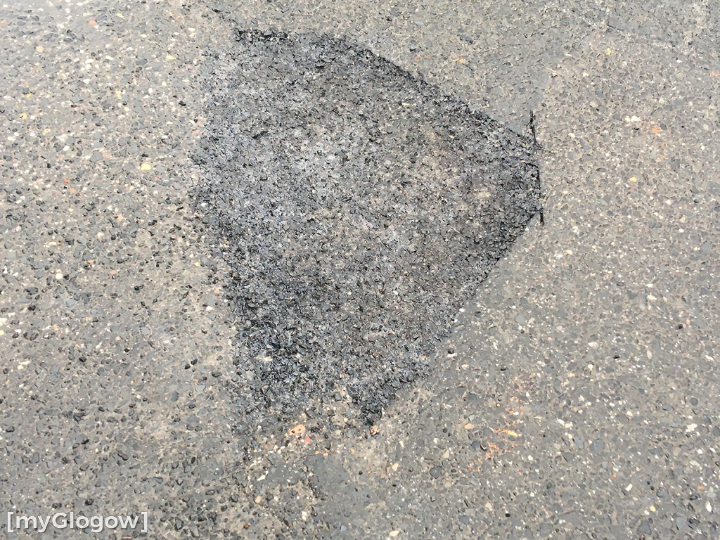 Leje jak z cebra, drogowcy siedzą, robota stoi