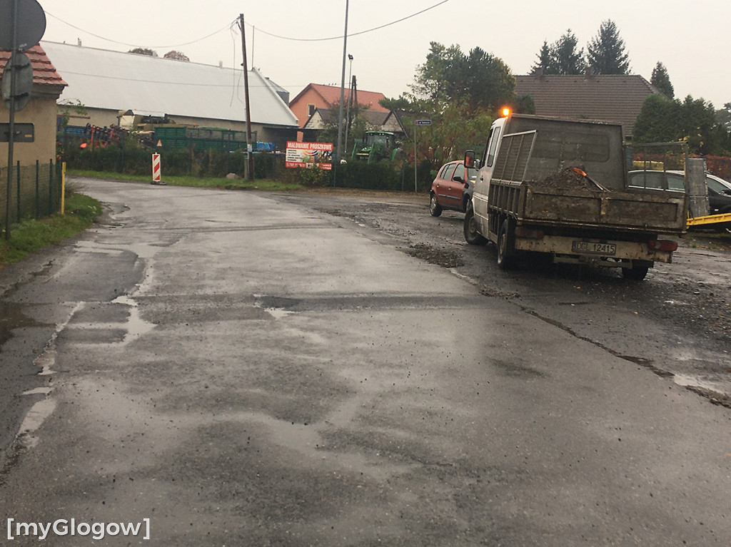 Leje jak z cebra, drogowcy siedzą, robota stoi