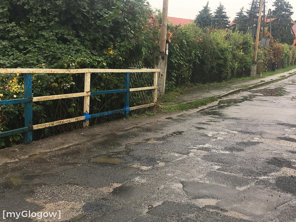 Leje jak z cebra, drogowcy siedzą, robota stoi