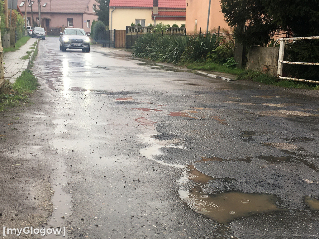 Leje jak z cebra, drogowcy siedzą, robota stoi