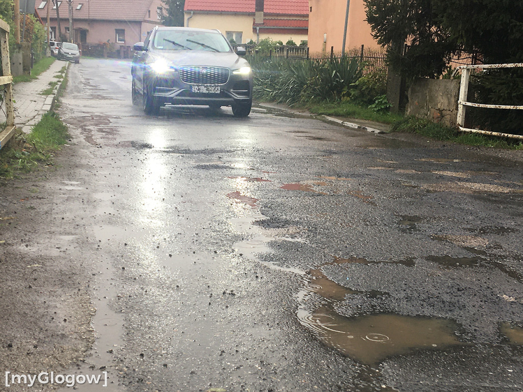 Leje jak z cebra, drogowcy siedzą, robota stoi