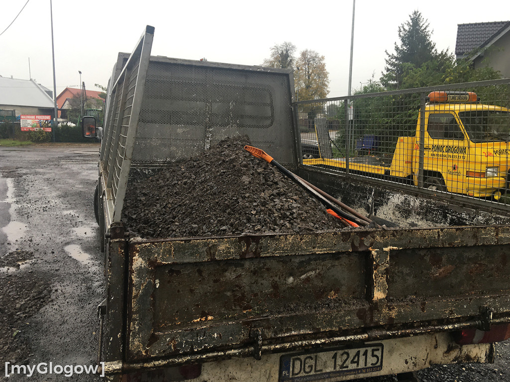 Leje jak z cebra, drogowcy siedzą, robota stoi