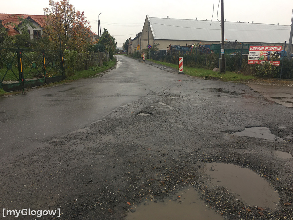 Leje jak z cebra, drogowcy siedzą, robota stoi