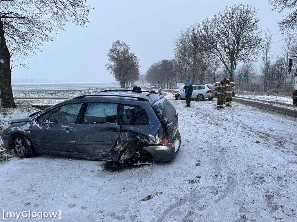 Ślisko! Pod Głogowem zderzenie osobówek