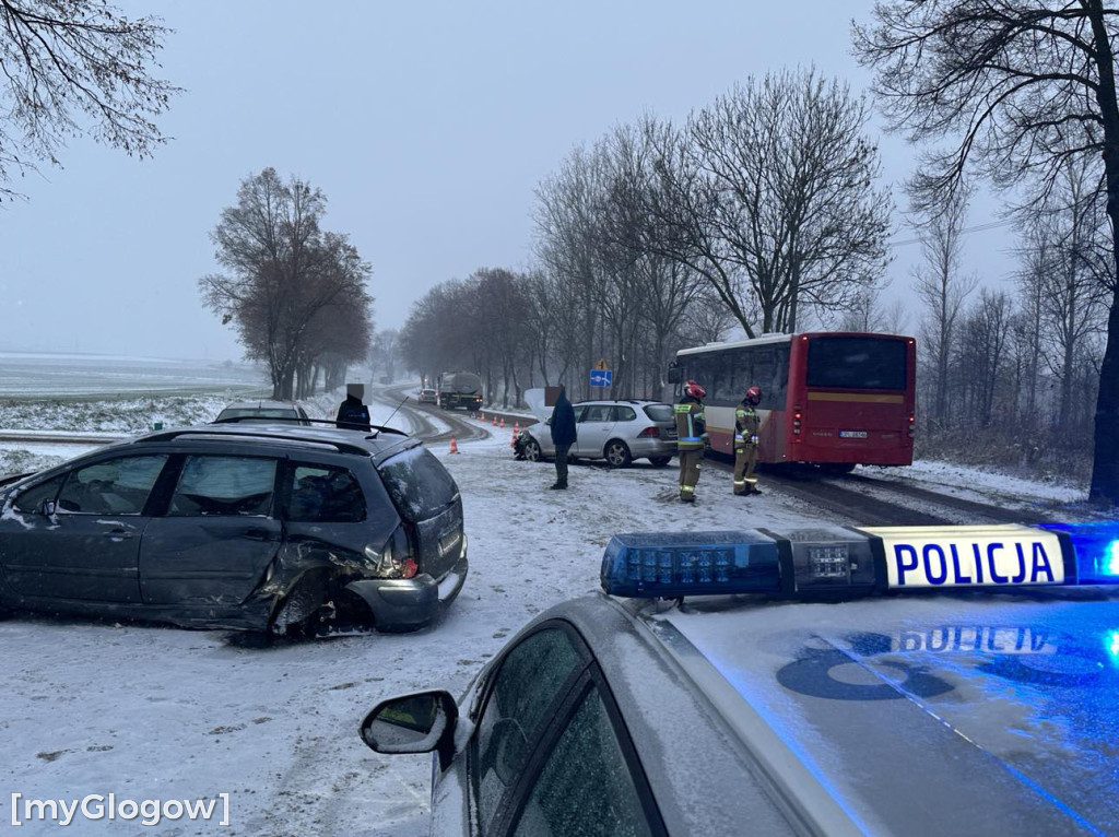 Ślisko! Pod Głogowem zderzenie osobówek