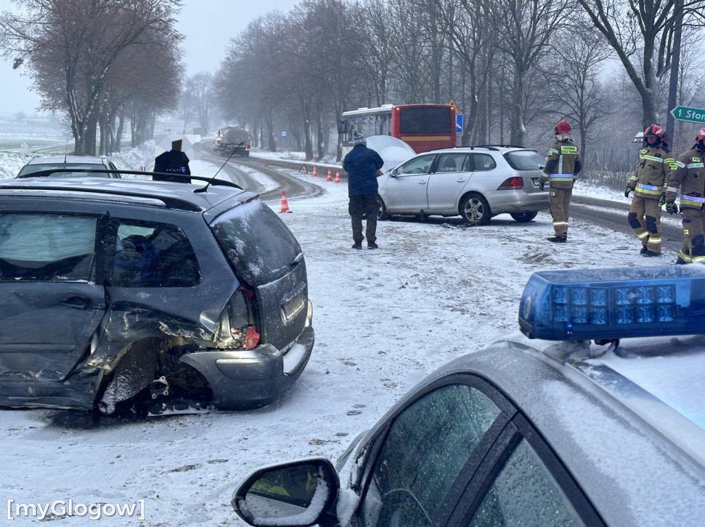 Ślisko! Pod Głogowem zderzenie osobówek