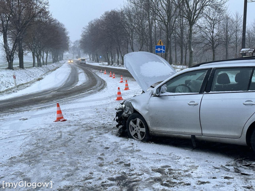 Ślisko! Pod Głogowem zderzenie osobówek