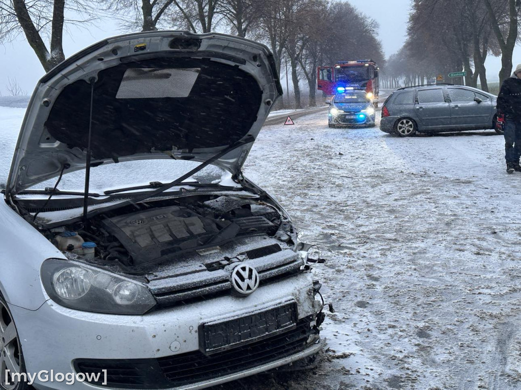 Ślisko! Pod Głogowem zderzenie osobówek