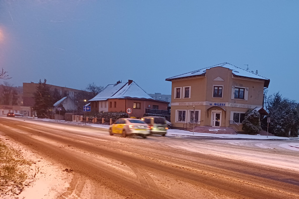 Zima. W jest ładnie, ale na drogach niebezpiecznie