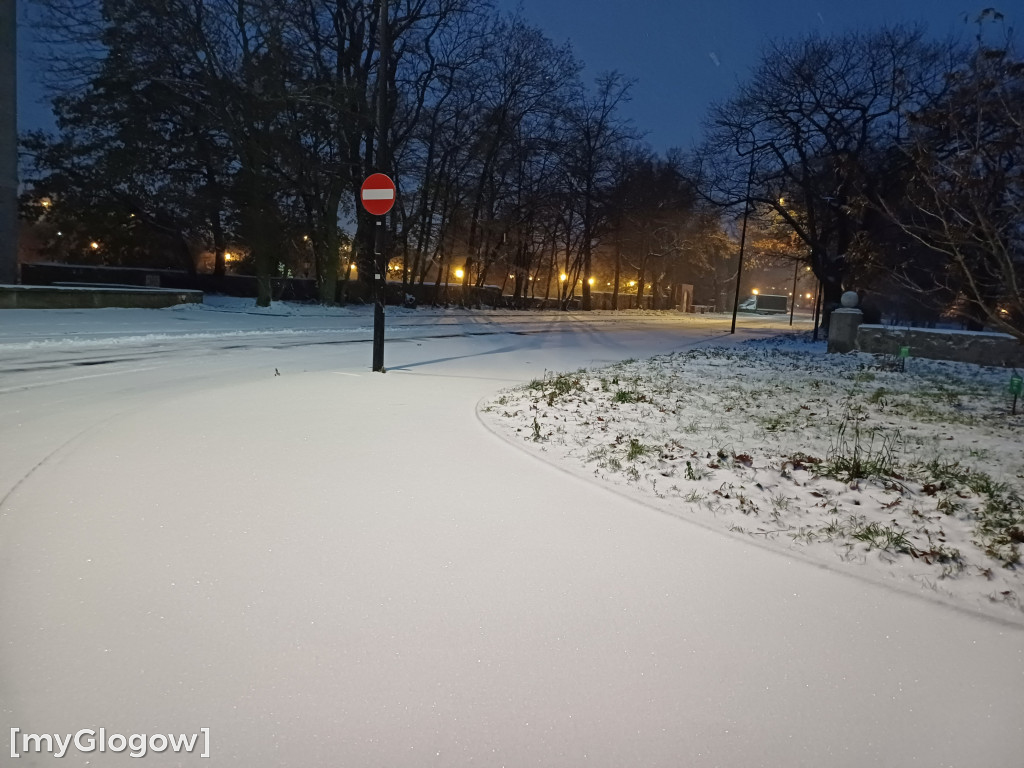 Zima. W jest ładnie, ale na drogach niebezpiecznie