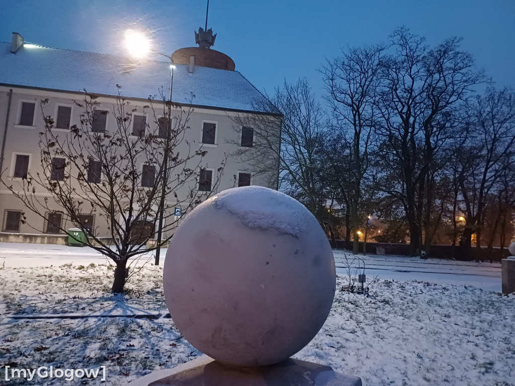 Zima. W jest ładnie, ale na drogach niebezpiecznie