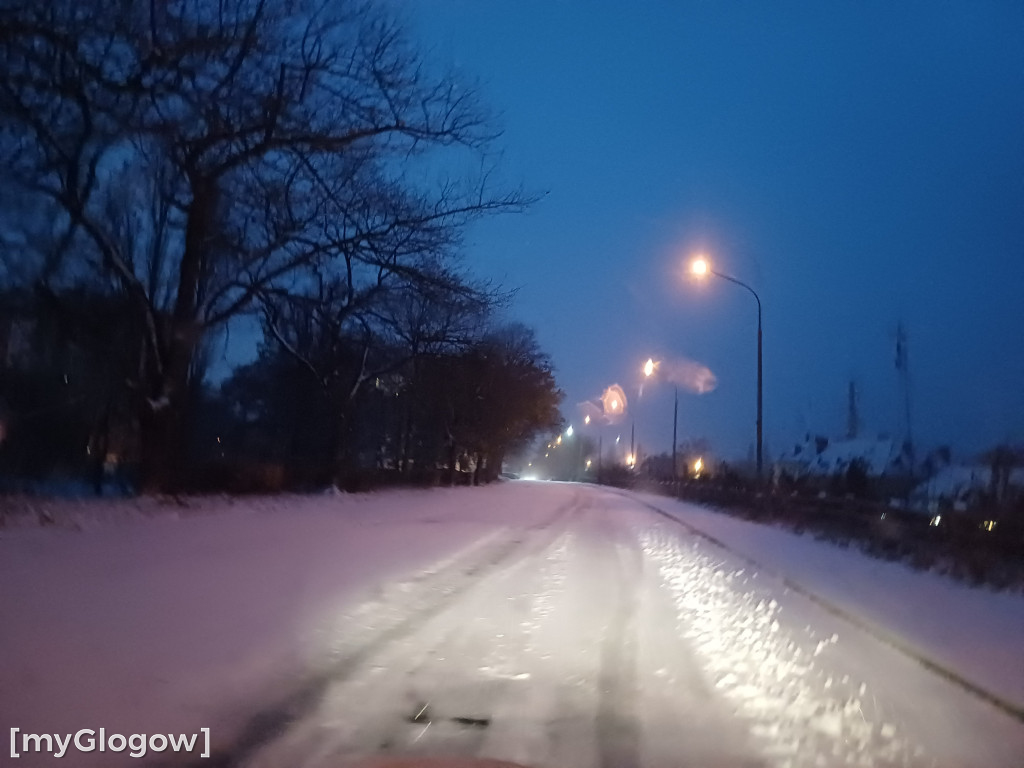 Zima. W jest ładnie, ale na drogach niebezpiecznie