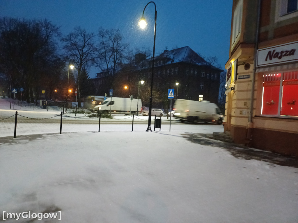 Zima. W jest ładnie, ale na drogach niebezpiecznie