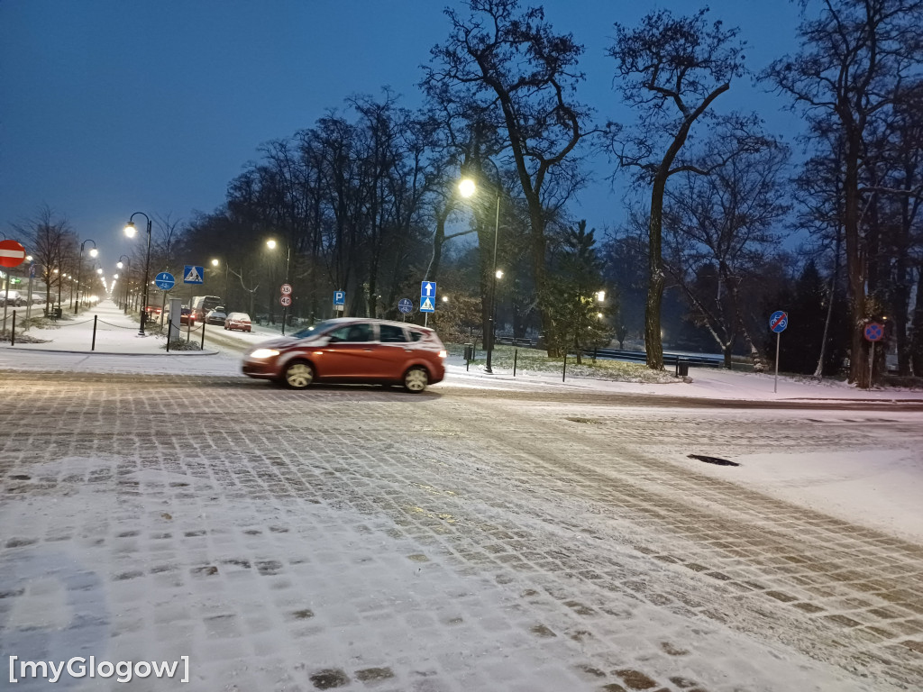 Zima. W jest ładnie, ale na drogach niebezpiecznie