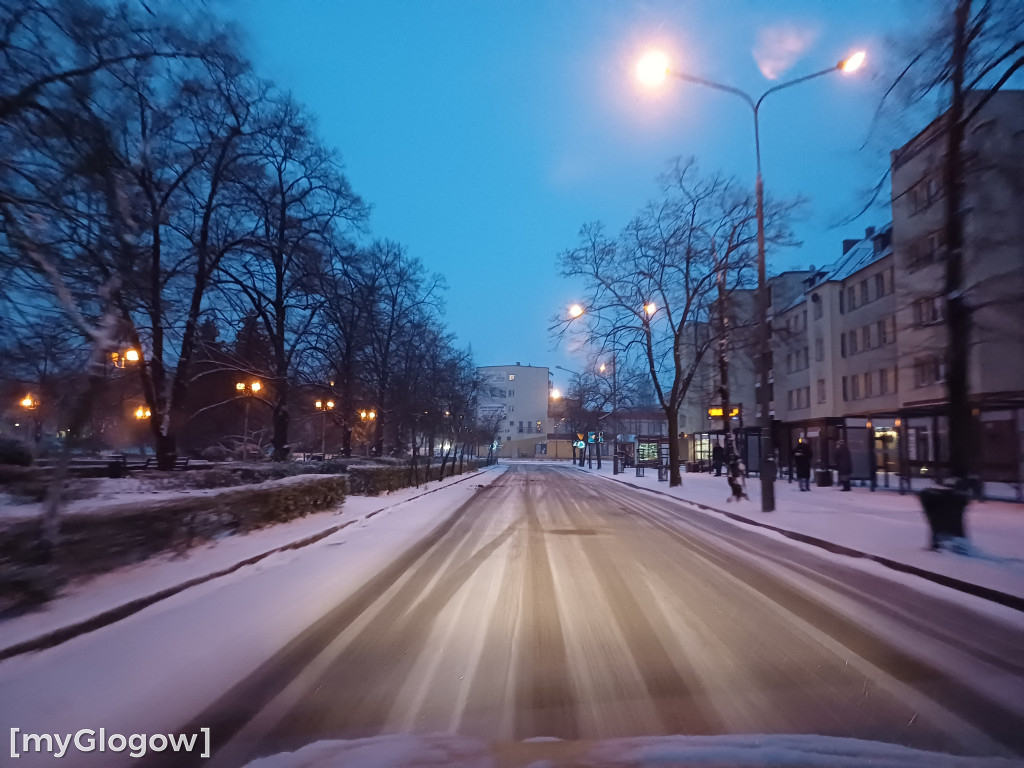 Zima. W jest ładnie, ale na drogach niebezpiecznie