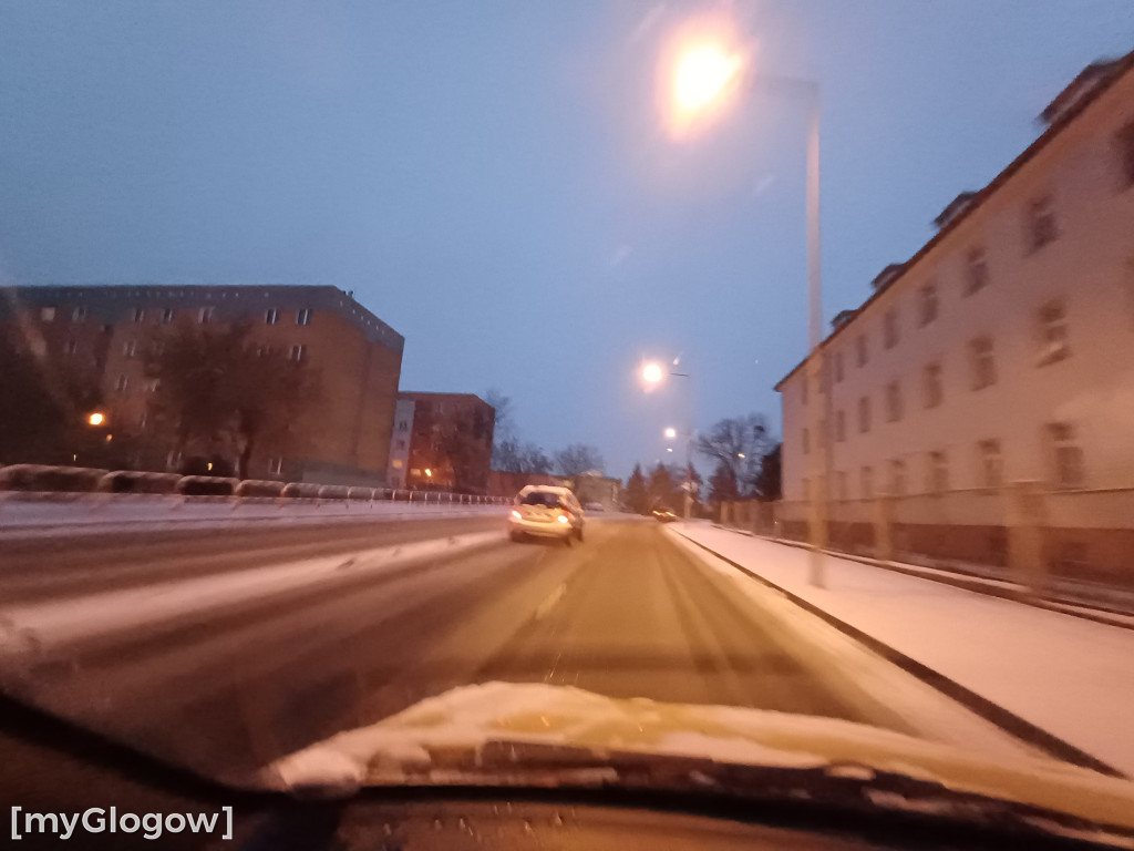 Zima. W jest ładnie, ale na drogach niebezpiecznie