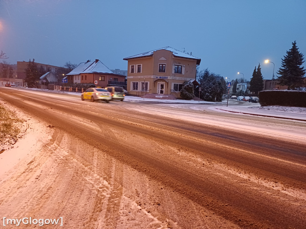 Zima. W jest ładnie, ale na drogach niebezpiecznie