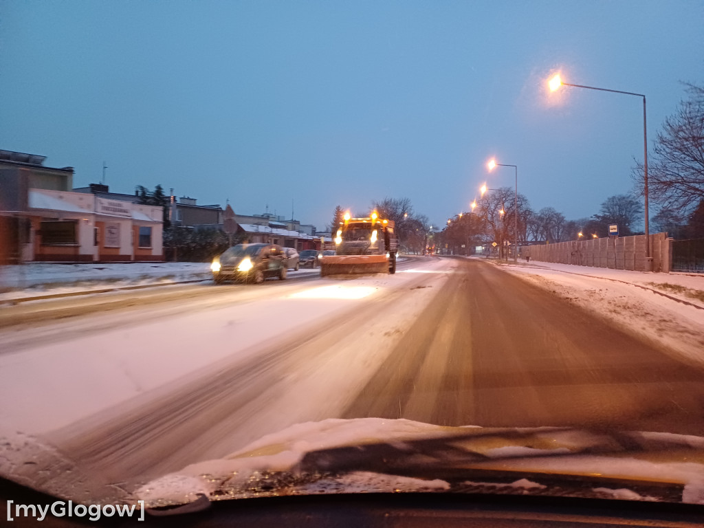 Zima. W jest ładnie, ale na drogach niebezpiecznie