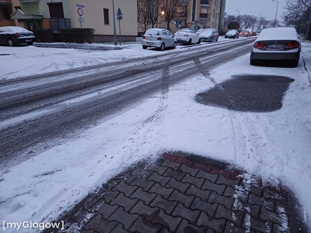 Zima. W jest ładnie, ale na drogach niebezpiecznie