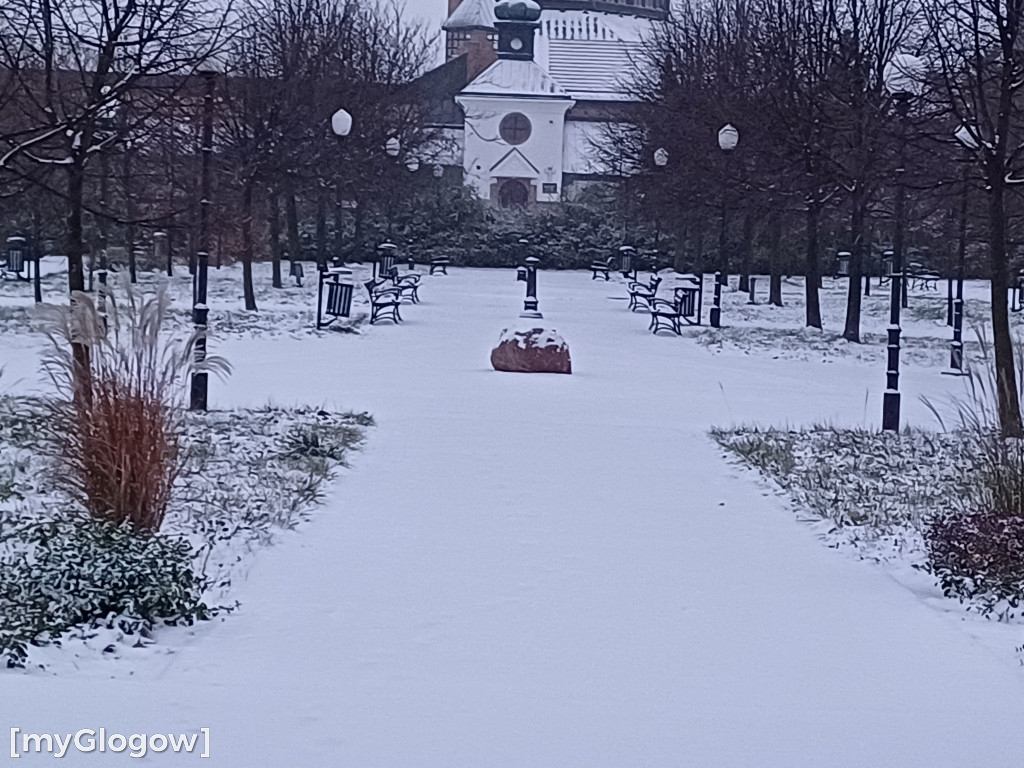 Zima. W jest ładnie, ale na drogach niebezpiecznie