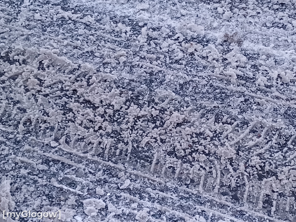 Zima. W jest ładnie, ale na drogach niebezpiecznie