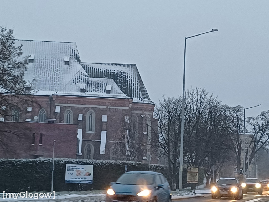 Zima. W jest ładnie, ale na drogach niebezpiecznie