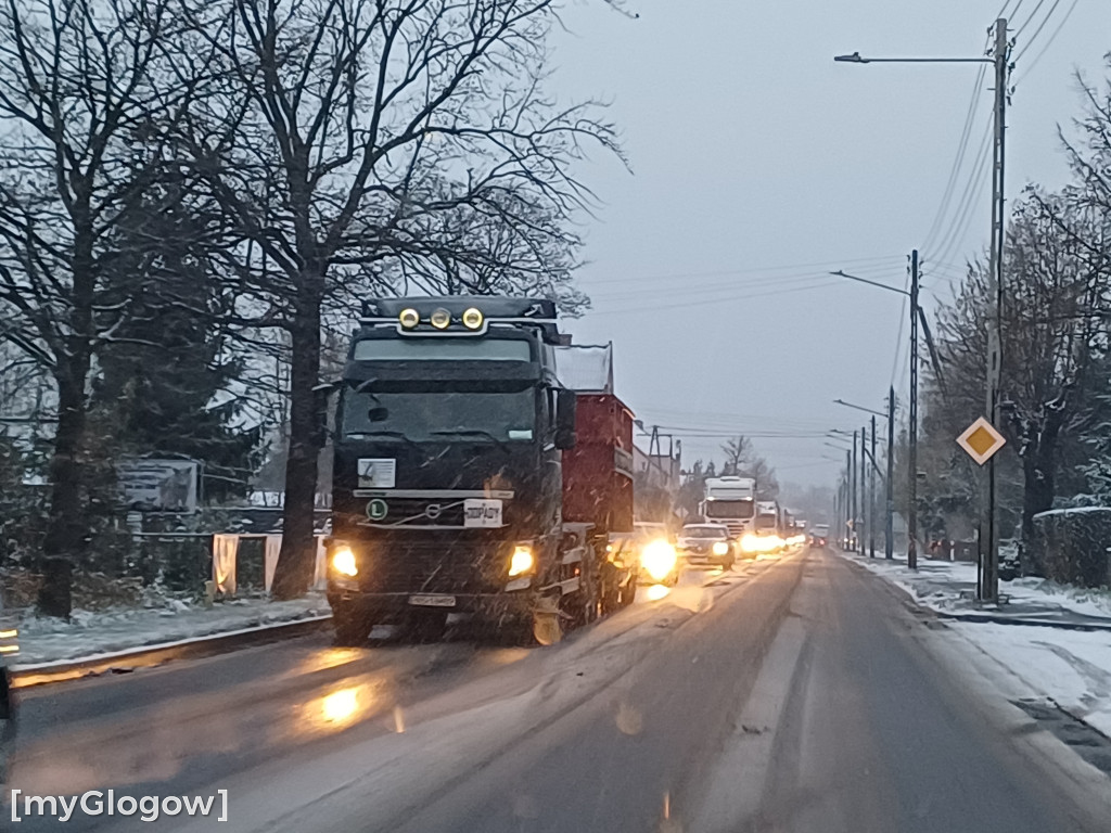 Zima. W jest ładnie, ale na drogach niebezpiecznie