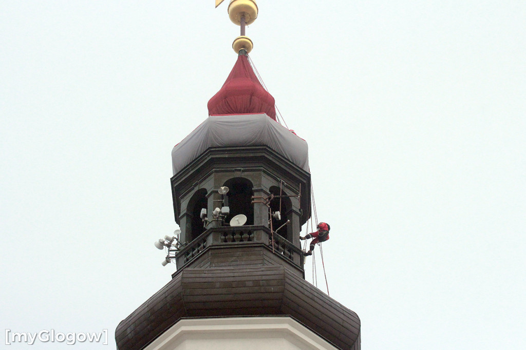 Ratusz włożył czerwoną czapkę św. Mikołaja