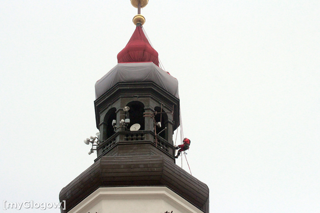 Ratusz włożył czerwoną czapkę św. Mikołaja